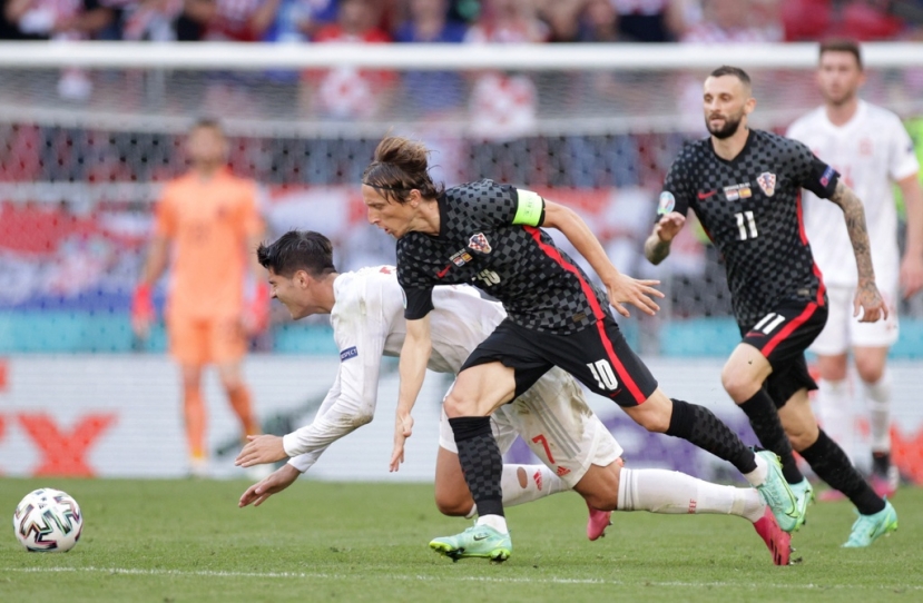 Tiền vệ Luka Modric thi đấu đầy nỗ lực nhưng không thể giúp tuyển Croatia làm nên chuyện trước Tây Ban Nha ở trận đấu đêm qua. Tiền vệ Luka Modric thi đấu đầy nỗ lực nhưng không thể giúp tuyển Croatia làm nên chuyện trước Tây Ban Nha ở trận đấu đêm qua.