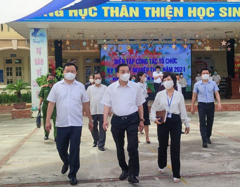 Chủ tịch UBND TP. Hà Nội kiểm tra cơ sở vật chất chuẩn bị cho kỳ thi tốt nghiệp THPT tại điểm thi trường THCS Bế Văn Đàn. Ảnh: BTT Chủ tịch UBND TP. Hà Nội kiểm tra cơ sở vật chất chuẩn bị cho kỳ thi tốt nghiệp THPT tại điểm thi trường THCS Bế Văn Đàn. Ảnh: BTT