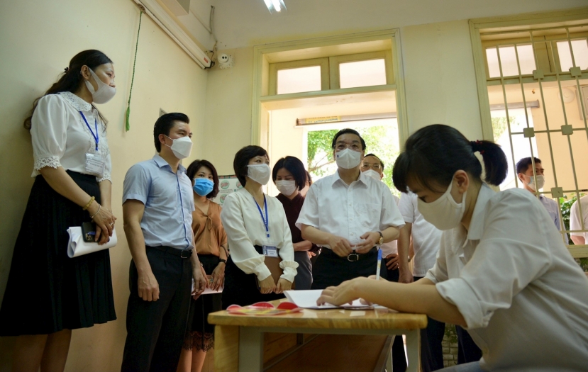 Cô Đào Thị Hồng Hạnh, Hiệu trưởng Trường THCS Bế Văn Đàn báo cáo với Chủ tịch TP. Ảnh: GDTĐ Cô Đào Thị Hồng Hạnh, Hiệu trưởng Trường THCS Bế Văn Đàn báo cáo với Chủ tịch TP. Ảnh: GDTĐ