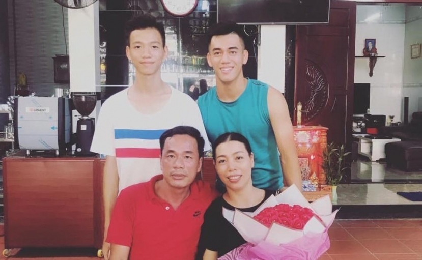 Tiến Linh khoe ảnh chụp cả gia đình, dân tình khen ngợi: 'Nhà toàn người mẫu' Tiến Linh khoe ảnh chụp cả gia đình, dân tình khen ngợi: 'Nhà toàn người mẫu'