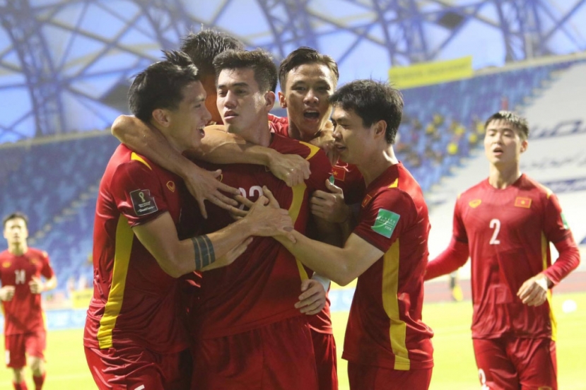 Tiến Linh được FIFA xếp 'chung mâm' với Ronaldo và Messi, NHM vỡ òa trong sung sướng - Ảnh 2 Tiến Linh được FIFA xếp 'chung mâm' với Ronaldo và Messi, NHM vỡ òa trong sung sướng - Ảnh 2