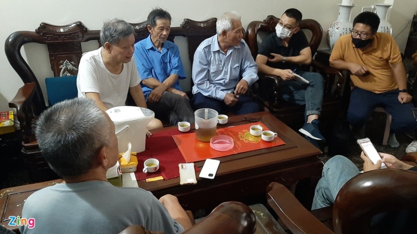 Nhiều người thân đến hỏi thăm gia đình về việc ông Cường mất tích. Ảnh: Zingnews.vn Nhiều người thân đến hỏi thăm gia đình về việc ông Cường mất tích. Ảnh: Zingnews.vn