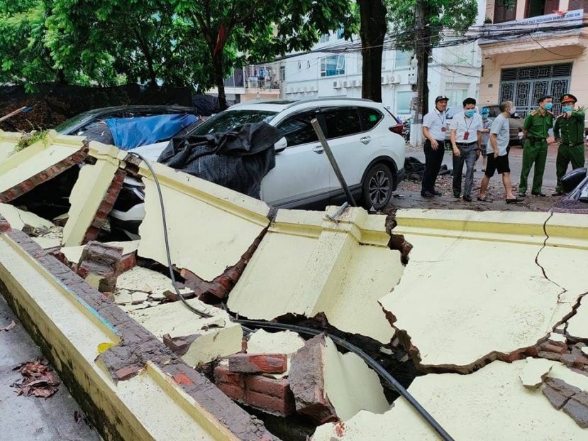 Hiện trường vụ sập tường. Ảnh: DV Hiện trường vụ sập tường. Ảnh: DV