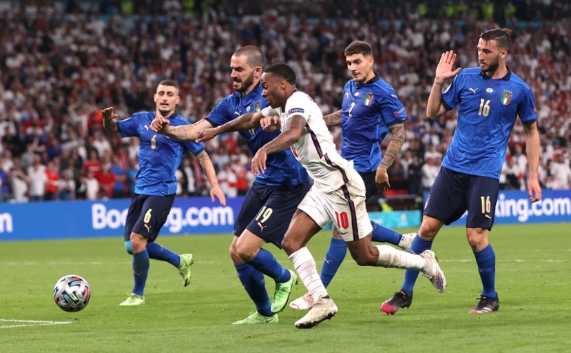 Báo giới Italia cực kỳ vui sướng và tự hào khi ĐTQG của họ đăng quang sau chiến thắng kịch tính trước đội chủ nhà Anh ngay ở Thánh địa Wembley. Báo giới Italia cực kỳ vui sướng và tự hào khi ĐTQG của họ đăng quang sau chiến thắng kịch tính trước đội chủ nhà Anh ngay ở Thánh địa Wembley.