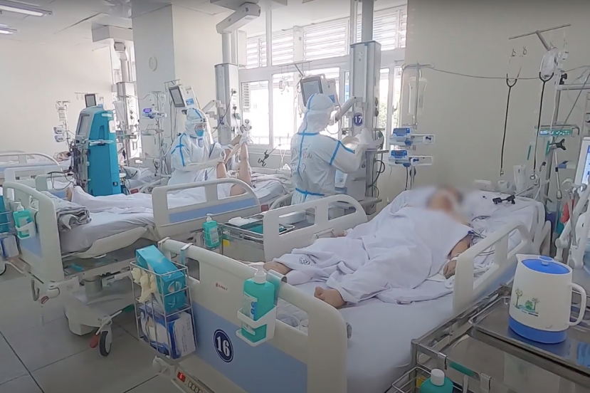 Dù mạnh mẽ, luôn hướng về người bệnh nhưng những y bác sĩ phải chia tay các con để vào điều trị cho BN COVID-19 họ đều cay nơi khóe mắt. Ảnh: BVCR Dù mạnh mẽ, luôn hướng về người bệnh nhưng những y bác sĩ phải chia tay các con để vào điều trị cho BN COVID-19 họ đều cay nơi khóe mắt. Ảnh: BVCR