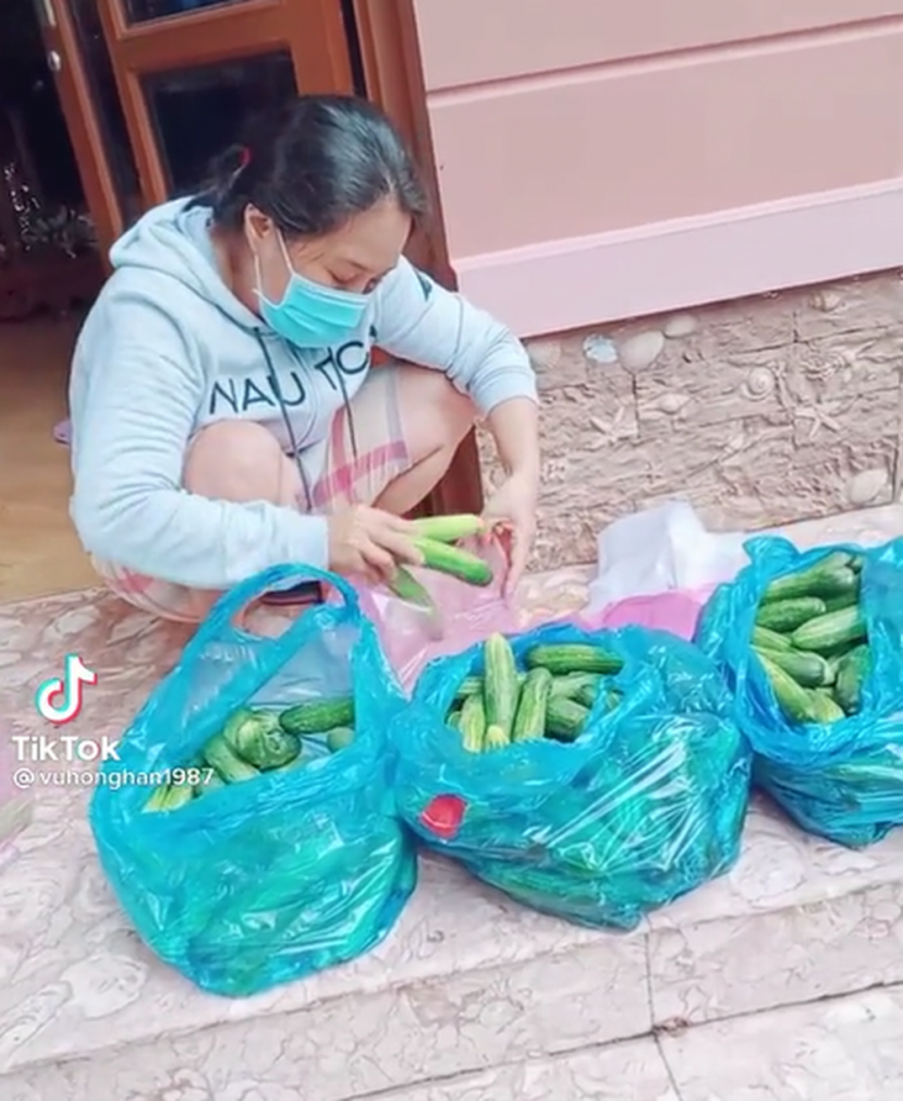 Việc TP giãn cách vì Covid-19 khiến những sinh viên, người lao động ở lại thành phố gặp nhiều khó khăn khi hàng ngày họ vẫn phải chi trả tiền ăn uống và và tiền nhà trọ. Việc TP giãn cách vì Covid-19 khiến những sinh viên, người lao động ở lại thành phố gặp nhiều khó khăn khi hàng ngày họ vẫn phải chi trả tiền ăn uống và và tiền nhà trọ.
