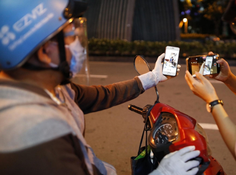 Sau 18h tại TP.HCM, người dân ra đường không thật sự cần thiết và không nằm trong danh sách trường hợp được phép ra đường sẽ bị xử phạt mạnh tay. Tuy nhiên, hoàn cảnh của ông bố này thực sự khiến người ta thông cảm. Ảnh: FB Sau 18h tại TP.HCM, người dân ra đường không thật sự cần thiết và không nằm trong danh sách trường hợp được phép ra đường sẽ bị xử phạt mạnh tay. Tuy nhiên, hoàn cảnh của ông bố này thực sự khiến người ta thông cảm. Ảnh: FB