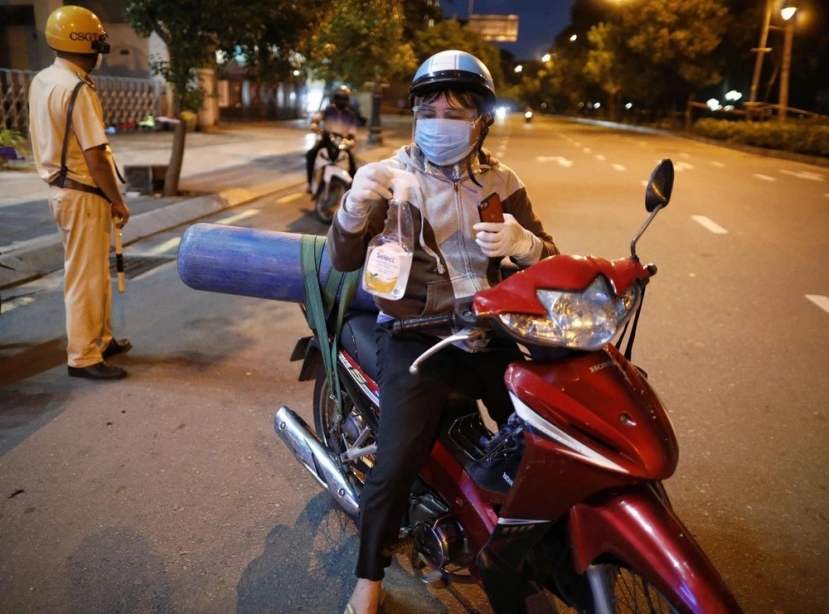 Ngày 26/7, TP.HCM bắt đầu áp dụng biện pháp hạn chế người dân ra đường, cơ quan chức năng siết chặt việc kiểm tra người dân và xử lý các trường hợp vi phạm. Ảnh: TN Ngày 26/7, TP.HCM bắt đầu áp dụng biện pháp hạn chế người dân ra đường, cơ quan chức năng siết chặt việc kiểm tra người dân và xử lý các trường hợp vi phạm. Ảnh: TN