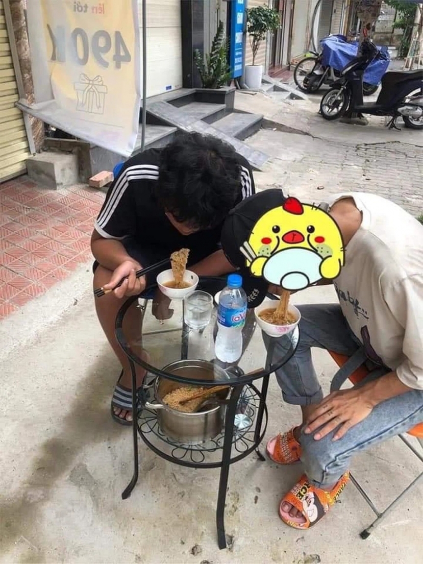 Chứng kiến hình ảnh này nhiều người không khỏi xót xa. Đúng là xảy nhà ra thất nghiệp, cơm mẹ nấu bữa ăn bữa bỏ, ra ngoài đời bữa đói bữa no. Ảnh: FB Chứng kiến hình ảnh này nhiều người không khỏi xót xa. Đúng là xảy nhà ra thất nghiệp, cơm mẹ nấu bữa ăn bữa bỏ, ra ngoài đời bữa đói bữa no. Ảnh: FB