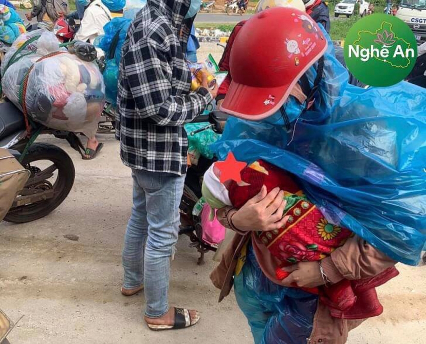 2 vợ chồng đùm con 10 ngày tuổi vượt 1400km về Nghệ An tránh dịch: Xin phép không nhận thêm tiền hỗ trợ 2 vợ chồng đùm con 10 ngày tuổi vượt 1400km về Nghệ An tránh dịch: Xin phép không nhận thêm tiền hỗ trợ