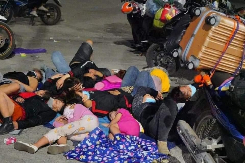 Sau nhiều giờ đồng hồ chạy xe máy mệt mỏi, quần áo bụi bẩn, mọi người từ già đến trẻ tìm bãi đất trống để ăn tạm chút đồ ăn đã chuẩn bị trước, nằm vạ vật tranh thủ nghỉ ngơi lấy sức cho cuộc hành trình dài. Ảnh: FB Sau nhiều giờ đồng hồ chạy xe máy mệt mỏi, quần áo bụi bẩn, mọi người từ già đến trẻ tìm bãi đất trống để ăn tạm chút đồ ăn đã chuẩn bị trước, nằm vạ vật tranh thủ nghỉ ngơi lấy sức cho cuộc hành trình dài. Ảnh: FB
