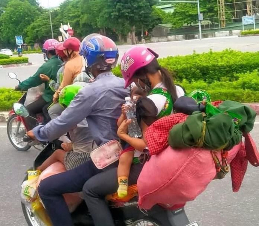 Cả thành viên trong gia đình ngồi sát nhau, xung quanh là nhiều bao tải đựng đồ dùng cá nhân, quần áo, lương thực… tất cả chỉ trên một chiếc xe máy cũ kĩ. Ảnh: FB Cả thành viên trong gia đình ngồi sát nhau, xung quanh là nhiều bao tải đựng đồ dùng cá nhân, quần áo, lương thực… tất cả chỉ trên một chiếc xe máy cũ kĩ. Ảnh: FB