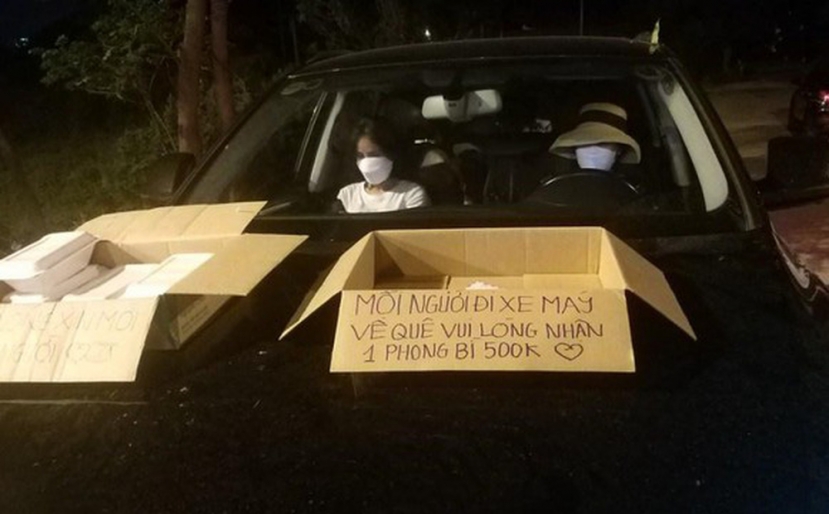 Dù dịch dã có làm cuộc sống nhiều người xáo trộn nhưng ở đâu cũng có lòng tốt, tinh thần tương thân tương ái được lan toả. Dù dịch dã có làm cuộc sống nhiều người xáo trộn nhưng ở đâu cũng có lòng tốt, tinh thần tương thân tương ái được lan toả.