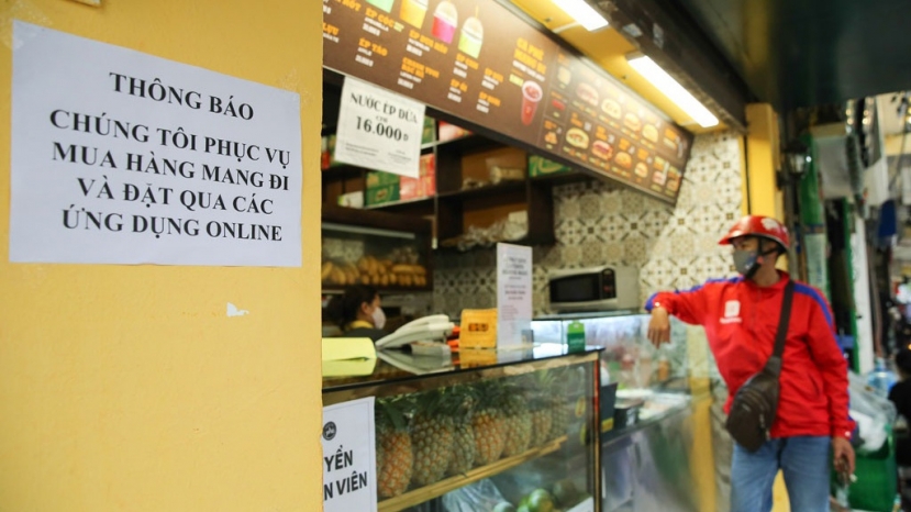 Hà Nội cho phép quán ăn bán mang về ở nơi Covid-19 'hạ nhiệt'. Ảnh: TN Hà Nội cho phép quán ăn bán mang về ở nơi Covid-19 'hạ nhiệt'. Ảnh: TN