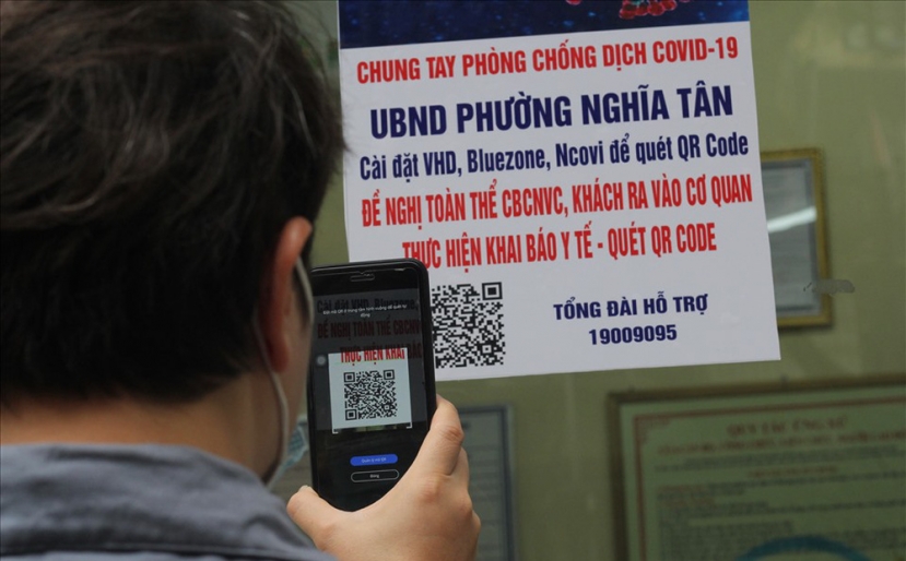 Ảnh người dân check QR code ở phường Nghĩa Tân. Ảnh: FB Ảnh người dân check QR code ở phường Nghĩa Tân. Ảnh: FB