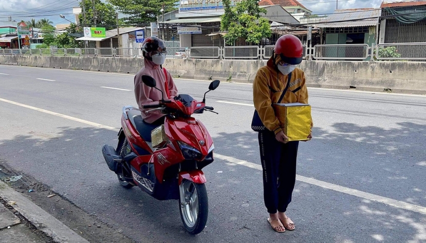 Khoảnh khắc cô con gái đứng cúi đầu, kính cẩn nghiêng mình rồi nhận lấy hũ tro cốt từ tay các TNV đã khiến nhiều người xúc động. Khoảnh khắc cô con gái đứng cúi đầu, kính cẩn nghiêng mình rồi nhận lấy hũ tro cốt từ tay các TNV đã khiến nhiều người xúc động.