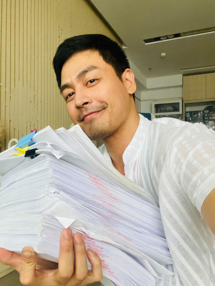 MC Phan Anh tung hơn 6 kg tài liệu sao kê để chứng minh trong sạch. MC Phan Anh tung hơn 6 kg tài liệu sao kê để chứng minh trong sạch.
