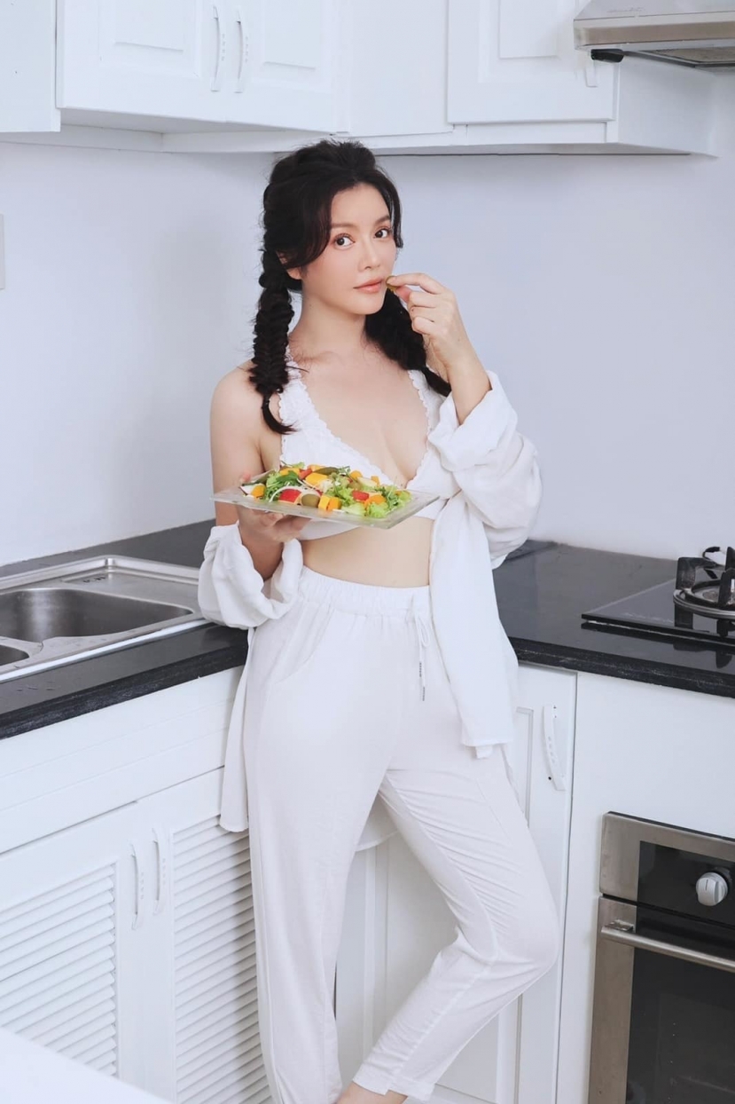 Lý Nhã Kỳ nổi tiếng là sao nữ giàu có và xinh đẹp trong showbiz Việt. Dấn thân vào showbiz với vai trò diễn viên tuy nhiên sau đó Lý Nhã Kỳ chuyển sang lĩnh vực kinh doanh, trở thành nữ doanh nhân giàu có. Lý Nhã Kỳ nổi tiếng là sao nữ giàu có và xinh đẹp trong showbiz Việt. Dấn thân vào showbiz với vai trò diễn viên tuy nhiên sau đó Lý Nhã Kỳ chuyển sang lĩnh vực kinh doanh, trở thành nữ doanh nhân giàu có.