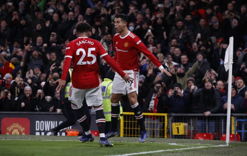 Giữa lúc Man Utd gặp khó khăn, Ronaldo lại tỏa sáng với cú đúp để giúp 'Quỷ đỏ' thắng ngược Arsenal 3-2. Giữa lúc Man Utd gặp khó khăn, Ronaldo lại tỏa sáng với cú đúp để giúp 'Quỷ đỏ' thắng ngược Arsenal 3-2.