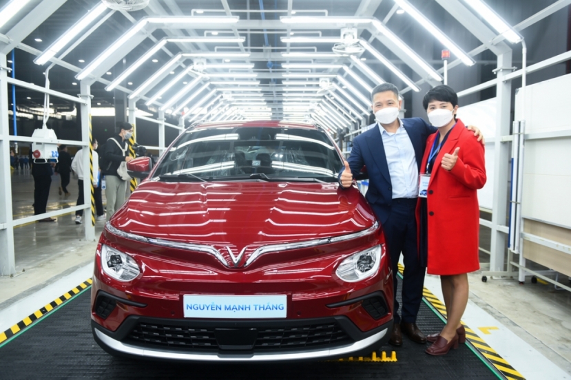 Một trong những khách hàng đầu tiên nhận VinFast VF e34. Ảnh: VOV Một trong những khách hàng đầu tiên nhận VinFast VF e34. Ảnh: VOV