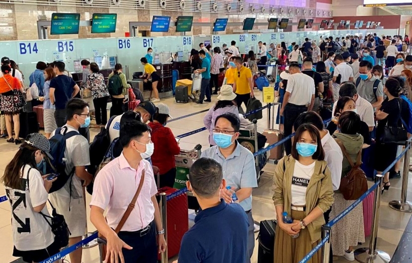 Mấy ngày qua, có hiện tượng hành khách chờ đợi đông tại khu vực nhà ga đi Tân Sơn Nhất. Ảnh minh hoạ Mấy ngày qua, có hiện tượng hành khách chờ đợi đông tại khu vực nhà ga đi Tân Sơn Nhất. Ảnh minh hoạ