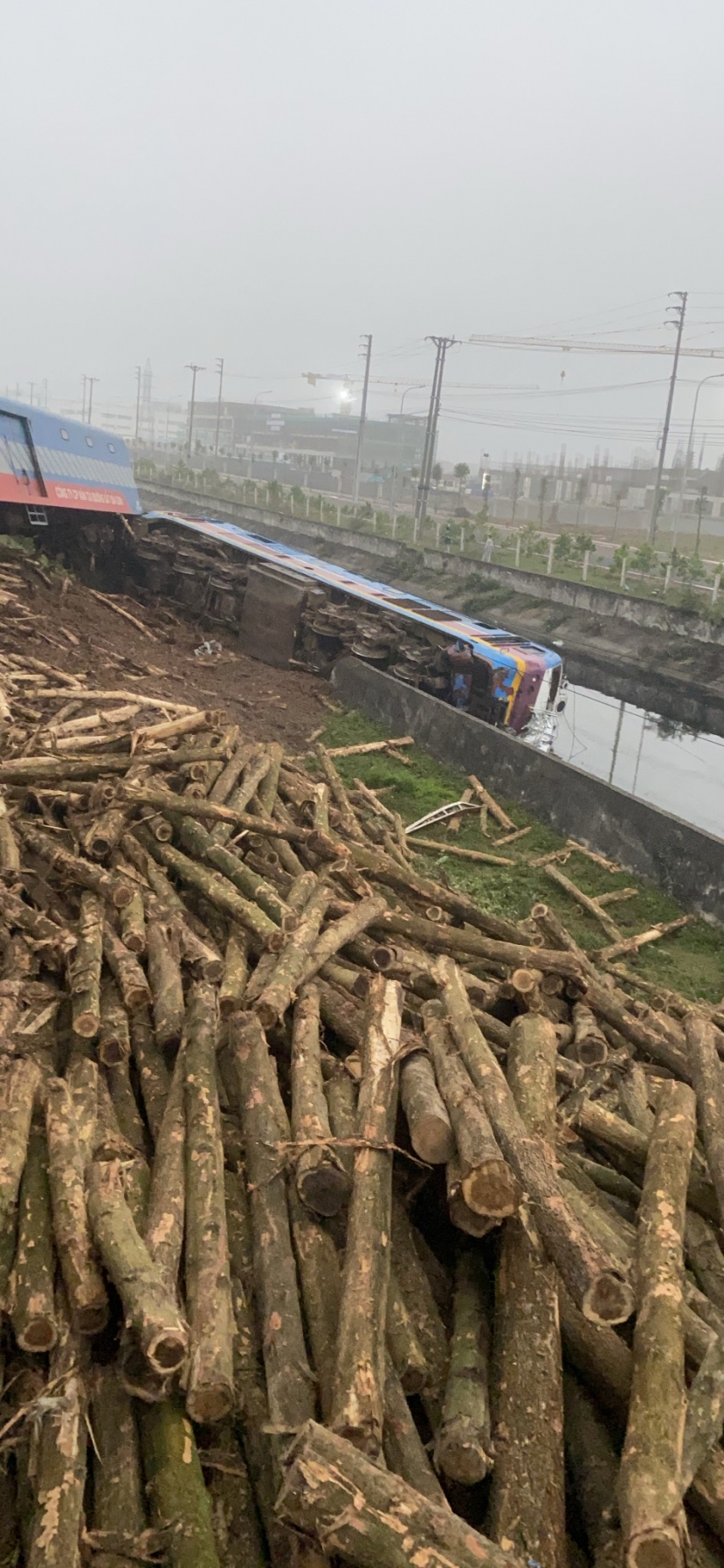 Hậu quả vụ tai nạn trên làm nhiều đoàn tàu phải dừng chờ. Tại ga Hà Nội phải hủy chạy tàu SE7 xuất phát vào 6h sáng ngày 27/1. Ảnh: CTV Hậu quả vụ tai nạn trên làm nhiều đoàn tàu phải dừng chờ. Tại ga Hà Nội phải hủy chạy tàu SE7 xuất phát vào 6h sáng ngày 27/1. Ảnh: CTV
