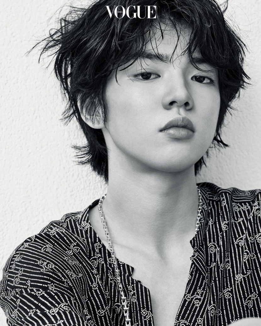 Nhờ gương mặt sáng, 'hoàng tử sân băng' Cha Jun Hwan khá đắt show chụp ảnh tạp chí. Nhờ gương mặt sáng, 'hoàng tử sân băng' Cha Jun Hwan khá đắt show chụp ảnh tạp chí.