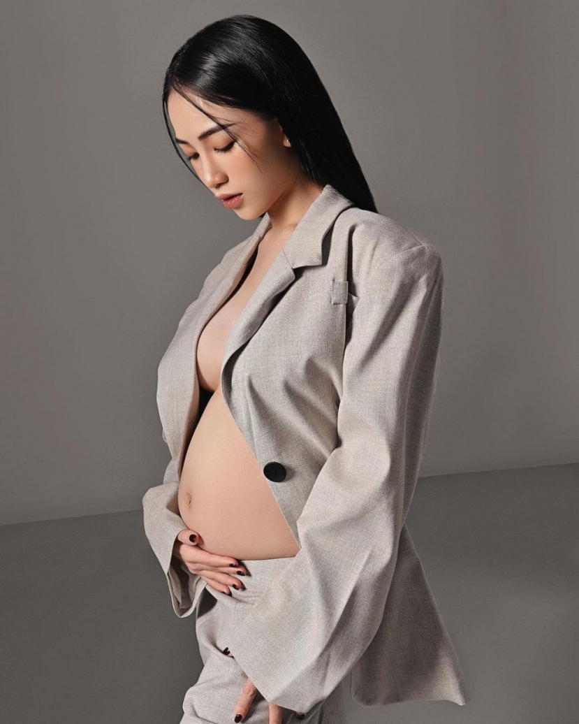Ở tuổi 20, Joyce Phạm (tên thật là Phạm Trần Nguyễn Minh Anh) đã gia nhập team bỉm sữa khá sớm, và sau 2 năm cô nàng đã sắp là mẹ 2 con. Ở tuổi 20, Joyce Phạm (tên thật là Phạm Trần Nguyễn Minh Anh) đã gia nhập team bỉm sữa khá sớm, và sau 2 năm cô nàng đã sắp là mẹ 2 con.