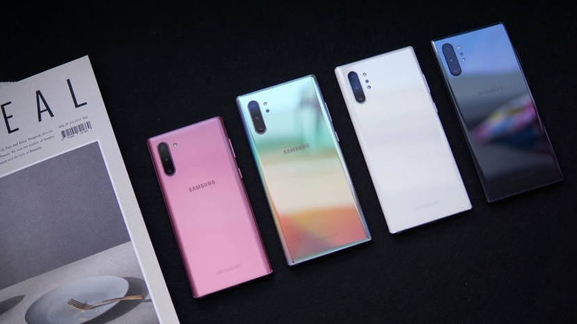 Tháng 10/2011, Samsung đã trình làng chiếc Galaxy Note đầu tiên với màn hình 5,3 inch “khổng lồ” (vào thời điểm đó), vượt trội so với các sản phẩm cùng thời. Tháng 10/2011, Samsung đã trình làng chiếc Galaxy Note đầu tiên với màn hình 5,3 inch “khổng lồ” (vào thời điểm đó), vượt trội so với các sản phẩm cùng thời.