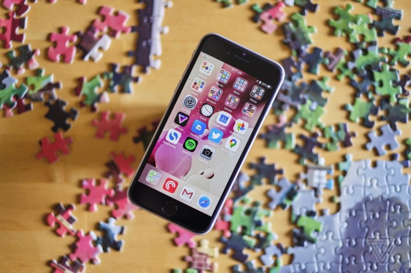 Theo đồn đoán, thiết kế của iPhone SE 2022 không thay đổi so với thế hệ trước với màn hình 4,7 inch viền dày, nút Home tích hợp cảm biến vân tay Touch ID và khung bo tròn. Ảnh minh hoạ Theo đồn đoán, thiết kế của iPhone SE 2022 không thay đổi so với thế hệ trước với màn hình 4,7 inch viền dày, nút Home tích hợp cảm biến vân tay Touch ID và khung bo tròn. Ảnh minh hoạ
