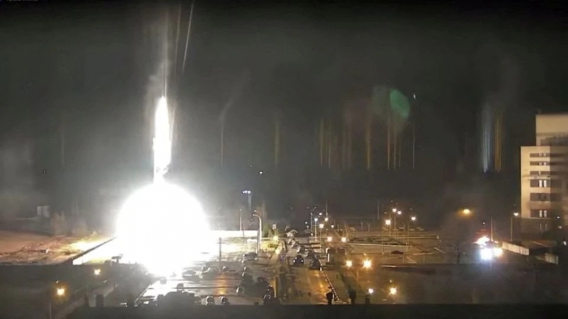 Ukraine cho biết lực lượng Nga đã tấn công nhà máy này, khiến một cơ sở liền kề bốc cháy. Zaporizhzhia là nhà máy điện hạt nhân có công suất lớn nhất trên toàn châu Âu. Ảnh: Guardian Ukraine cho biết lực lượng Nga đã tấn công nhà máy này, khiến một cơ sở liền kề bốc cháy. Zaporizhzhia là nhà máy điện hạt nhân có công suất lớn nhất trên toàn châu Âu. Ảnh: Guardian