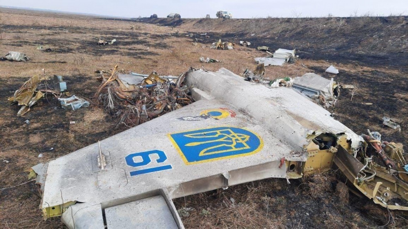 Hình ảnh phần đuôi chiếc Su-25 của Ukraine bị Nga bắn hạ trước đó. Hình ảnh phần đuôi chiếc Su-25 của Ukraine bị Nga bắn hạ trước đó.