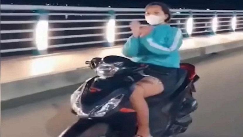 Trước đó, một cô gái ở Quảng Ngãi được phong 'hot girl đường phố' khi đi xe máy không đội mũ bảo hiểm lao với tốc độ nhanh. Không chỉ vậy, cô gái này còn bỏ cả 2 tay tạo dáng rồi học theo điệu 'múa quạt' của Khá Bảnh. Trước đó, một cô gái ở Quảng Ngãi được phong 'hot girl đường phố' khi đi xe máy không đội mũ bảo hiểm lao với tốc độ nhanh. Không chỉ vậy, cô gái này còn bỏ cả 2 tay tạo dáng rồi học theo điệu 'múa quạt' của Khá Bảnh.