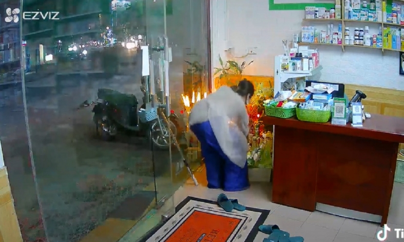 Chán quỵt nợ, 'hot girl' Bella đi thó trộm tiền trên bàn thờ thần tài của cửa hàng bên đường - Ảnh 1 Chán quỵt nợ, 'hot girl' Bella đi thó trộm tiền trên bàn thờ thần tài của cửa hàng bên đường - Ảnh 1