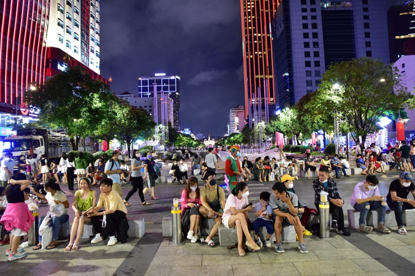 Nhiều người tập trung từ sớm để xem pháo hoa. Ảnh: DV Nhiều người tập trung từ sớm để xem pháo hoa. Ảnh: DV
