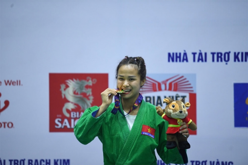 Tô Thị Trang rất hạnh phúc khi là VĐV đầu tiên mang về HCV cho đoàn thể thao Việt Nam ở SEA Games 31. Tô Thị Trang rất hạnh phúc khi là VĐV đầu tiên mang về HCV cho đoàn thể thao Việt Nam ở SEA Games 31.