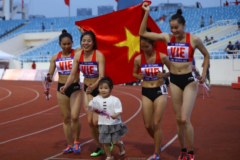 4 VĐV Hoàng Thị Ngọc, Quách Thị Lan, Nguyễn Thị Hằng, Nguyễn Thị Huyền đoạt HCV nội dung tiếp sức 4x400m trong ngày thi đấu hôm qua. Ảnh: TTT 4 VĐV Hoàng Thị Ngọc, Quách Thị Lan, Nguyễn Thị Hằng, Nguyễn Thị Huyền đoạt HCV nội dung tiếp sức 4x400m trong ngày thi đấu hôm qua. Ảnh: TTT