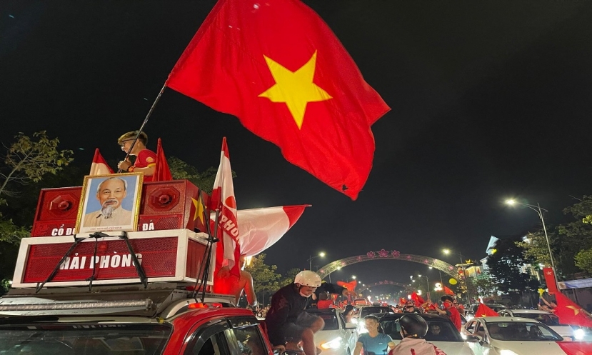 Ngay sau khi trận đấu giữa U23 Việt Nam và U23 Malaysia kết thúc, rất đông cổ động viên đã đổ ra đường đi “bão”. Ảnh: TP Ngay sau khi trận đấu giữa U23 Việt Nam và U23 Malaysia kết thúc, rất đông cổ động viên đã đổ ra đường đi “bão”. Ảnh: TP