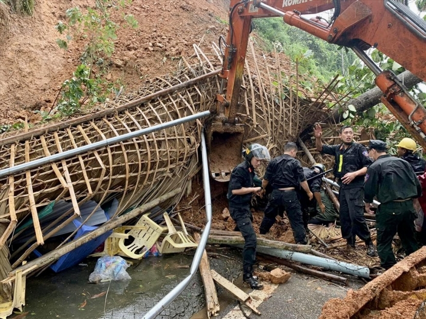 Đợt mưa lũ kéo dài từ đêm 20 đến ngày 24/5 trên địa bàn tỉnh Tuyên Quang đã gây hậu quả nặng nề khiến 2 người thiệt mạng, thiệt hại về tài sản ước tính gần 16 tỉ đồng. Ảnh: LĐ Đợt mưa lũ kéo dài từ đêm 20 đến ngày 24/5 trên địa bàn tỉnh Tuyên Quang đã gây hậu quả nặng nề khiến 2 người thiệt mạng, thiệt hại về tài sản ước tính gần 16 tỉ đồng. Ảnh: LĐ
