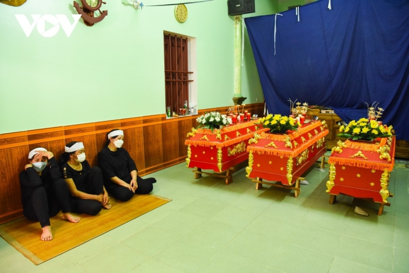 Đám tang đẫm nước mắt tại gia đình 3 nạn nhân khiến ai cũng xót xa. Ảnh: VOV Đám tang đẫm nước mắt tại gia đình 3 nạn nhân khiến ai cũng xót xa. Ảnh: VOV