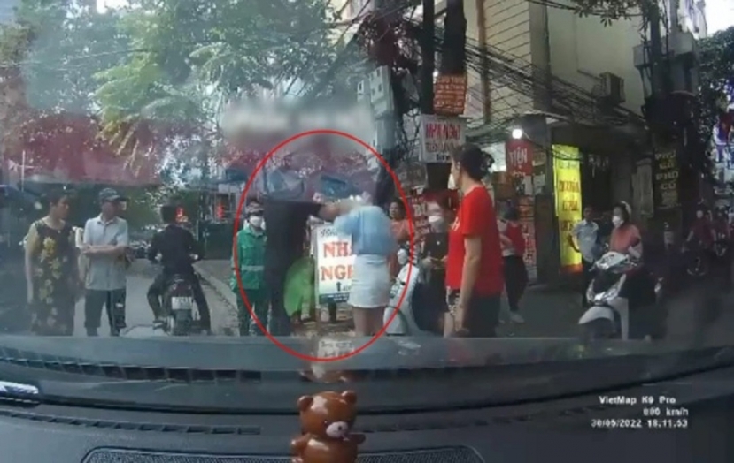 Theo anh Thảo, 2 gã 'bảo kê' đó đánh người có bài. 'Họ đánh vợ tôi vào vùng khó giám định được vết thương, có giám định được cũng rất khó'. Ảnh cắt clip Theo anh Thảo, 2 gã 'bảo kê' đó đánh người có bài. 'Họ đánh vợ tôi vào vùng khó giám định được vết thương, có giám định được cũng rất khó'. Ảnh cắt clip