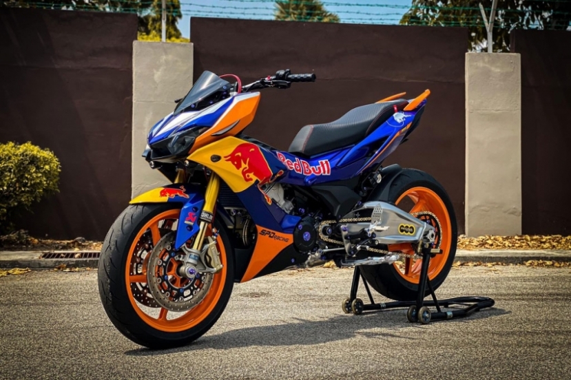 Dàn áo với bộ tem Redbull nổi tiếng. Dàn áo với bộ tem Redbull nổi tiếng.