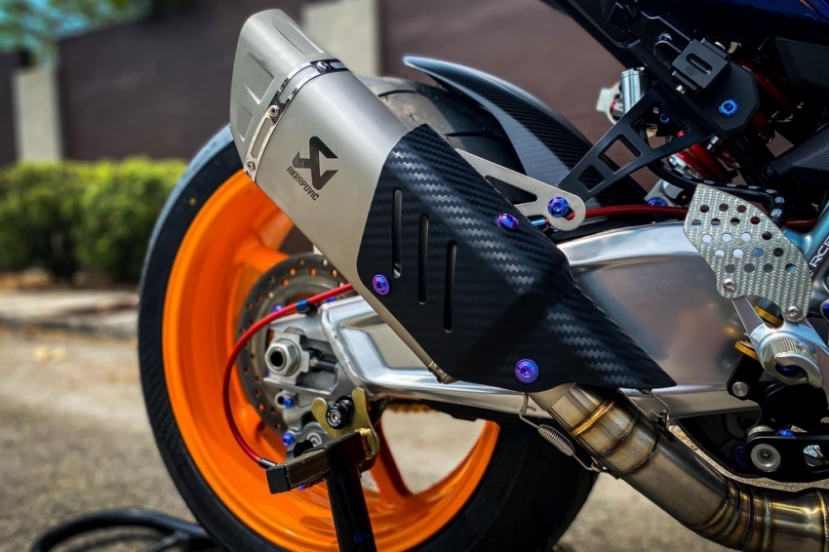 Pô Akrapovic mang đến âm thanh uy lực. Pô Akrapovic mang đến âm thanh uy lực.