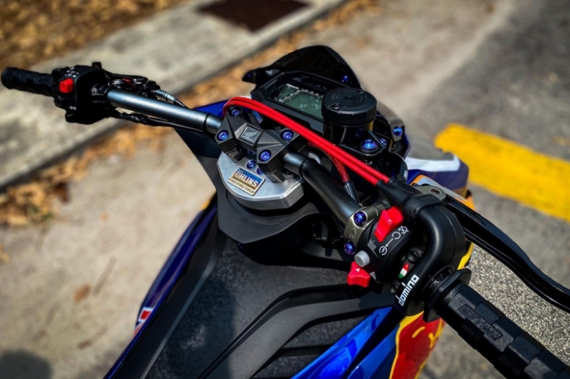 Theo cùng đó là Cùm công tắc Domino, trợ lực Ohlins. Theo cùng đó là Cùm công tắc Domino, trợ lực Ohlins.