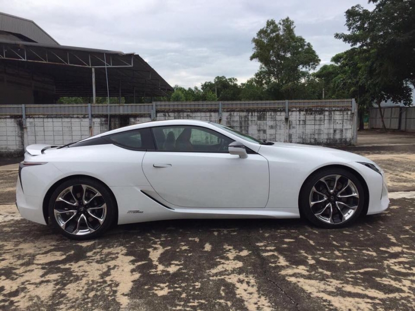 Mới lăn bánh hơn 1300 km Lexus LC 500H độc nhất được rao bán với giá không ngờ, xe có gì đặt biệt - Ảnh 2 Mới lăn bánh hơn 1300 km Lexus LC 500H độc nhất được rao bán với giá không ngờ, xe có gì đặt biệt - Ảnh 2