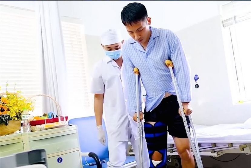 Đỗ Hùng Dũng và những bước đi đầu tiên sau khi phẫu thuật thành công Đỗ Hùng Dũng và những bước đi đầu tiên sau khi phẫu thuật thành công