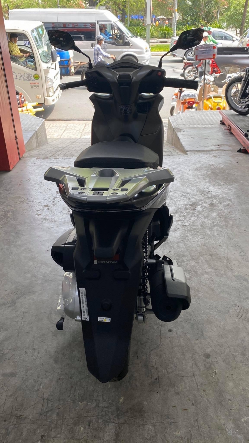 SH 350i đầu tiên có mặt tại Việt Nam: Chiếc tay ga chỉ dành cho đại gia thực thụ - Ảnh 4 SH 350i đầu tiên có mặt tại Việt Nam: Chiếc tay ga chỉ dành cho đại gia thực thụ - Ảnh 4