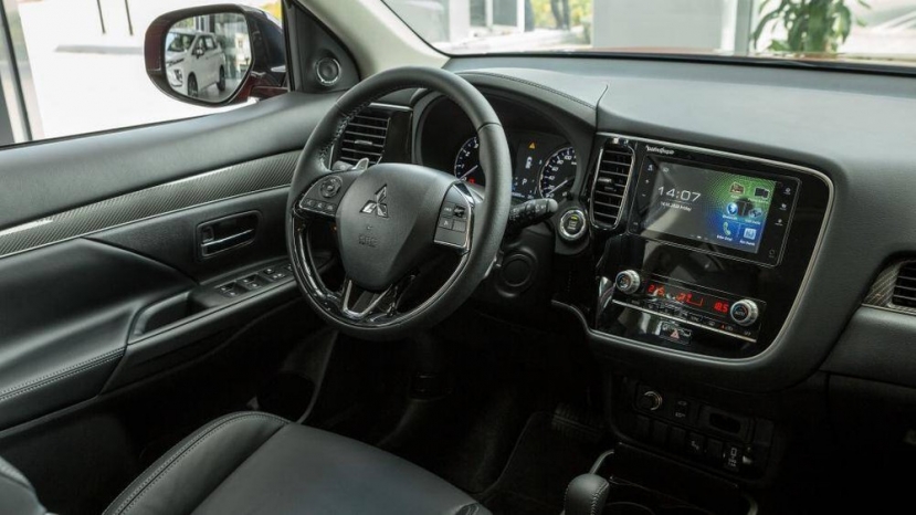 Mitsubishi Outlander ‘phá giá’, bán rẻ nhất phân khúc nhằm vượt mặt Honda CR-V - Ảnh 2 Mitsubishi Outlander ‘phá giá’, bán rẻ nhất phân khúc nhằm vượt mặt Honda CR-V - Ảnh 2