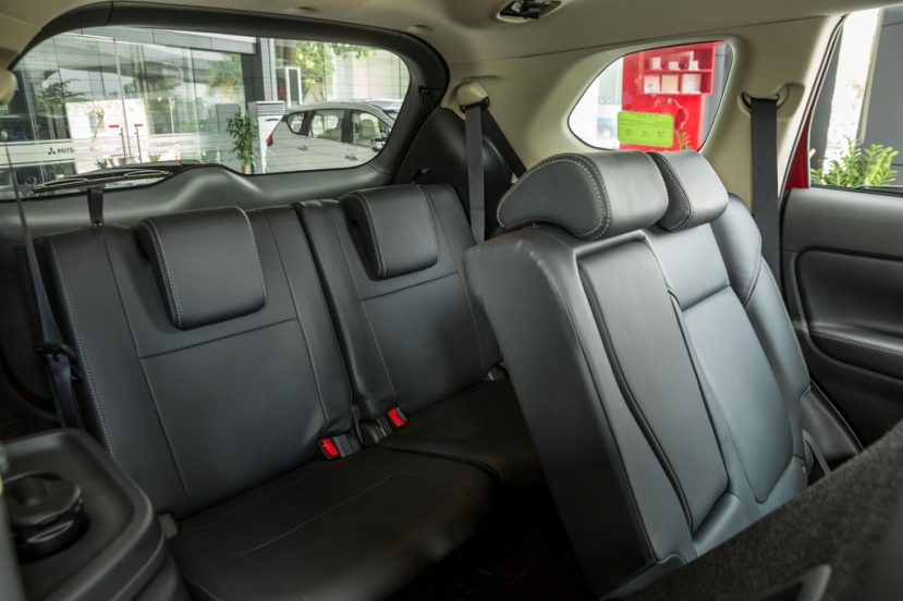 Mitsubishi Outlander ‘phá giá’, bán rẻ nhất phân khúc nhằm vượt mặt Honda CR-V - Ảnh 3 Mitsubishi Outlander ‘phá giá’, bán rẻ nhất phân khúc nhằm vượt mặt Honda CR-V - Ảnh 3