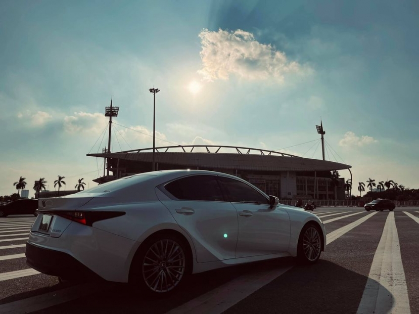 Lexus IS 300 thế hệ mới lần đầu lên sàn xe cũ, tiết kiệm vài trăm triệu cho khách mua - Ảnh 1 Lexus IS 300 thế hệ mới lần đầu lên sàn xe cũ, tiết kiệm vài trăm triệu cho khách mua - Ảnh 1